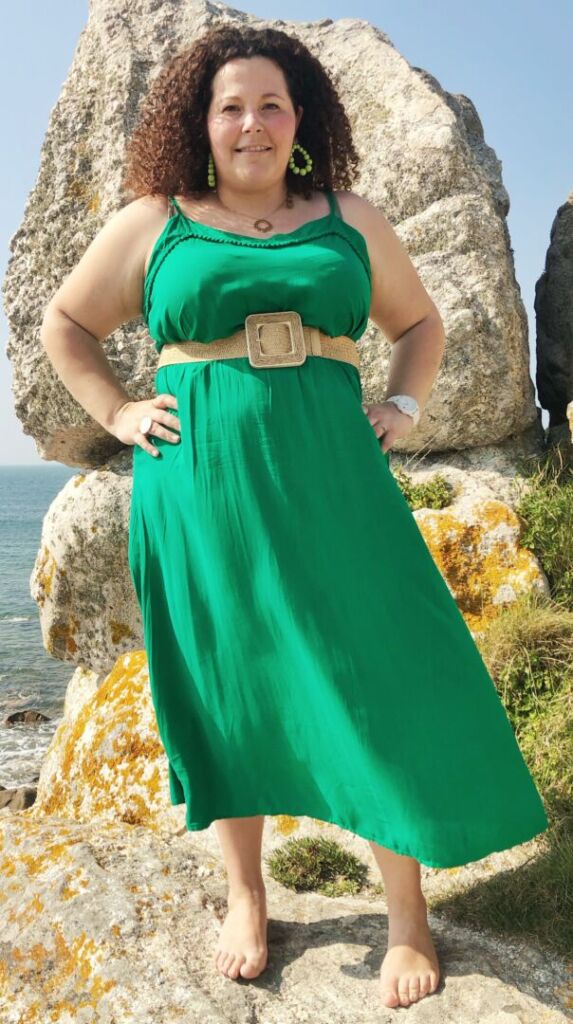 Robe verte et ceinture osier